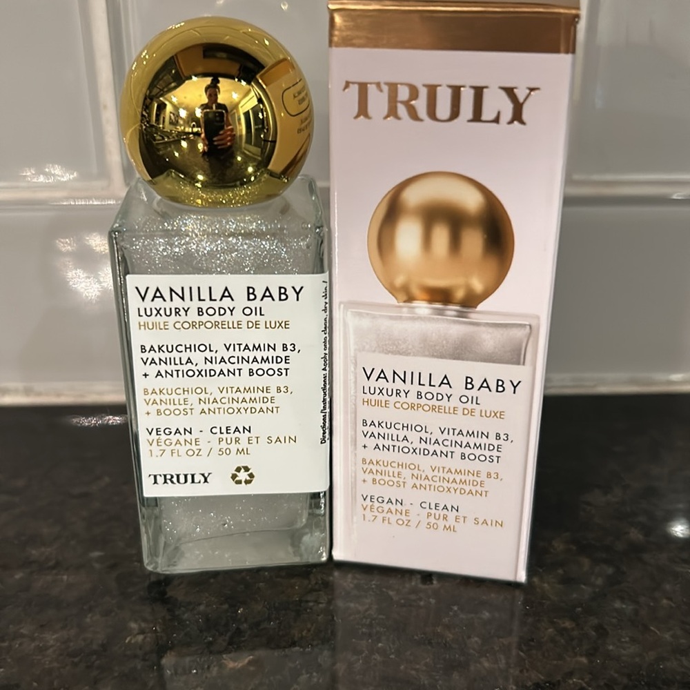 TRULY Vanilla Baby Luxury Body Oil. 
Plumping Body Shimmer Oil. NEW 🆕